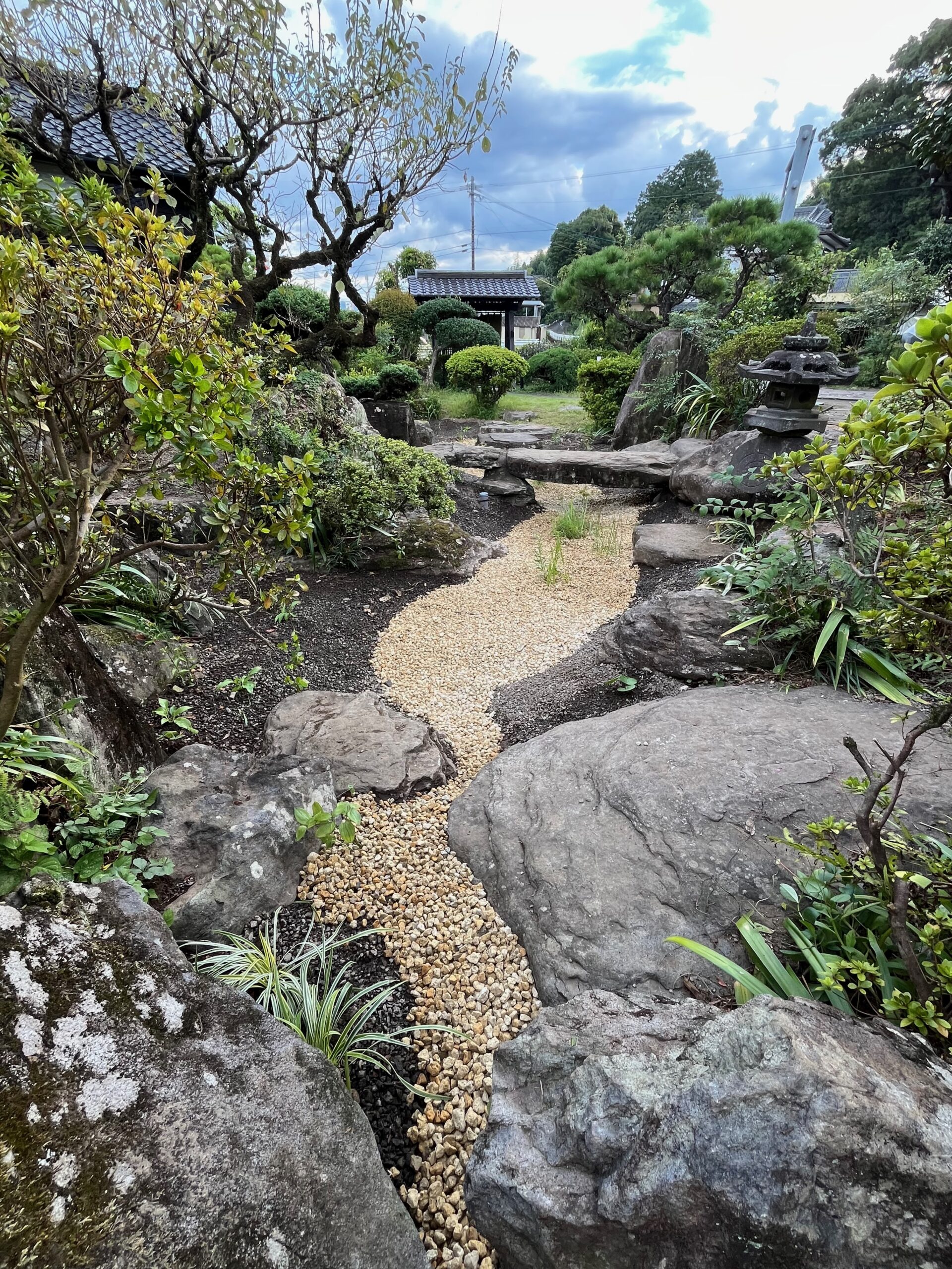 掛け軸   自然  庭   川  山   落ち着き有り。 熊本県球磨川流域にて「共創の流域治水」の一貫として日本庭園を雨庭へ